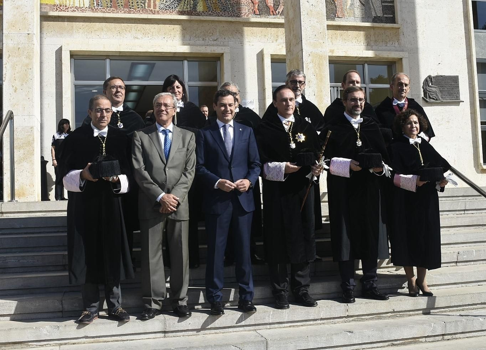 Juanma Moreno y José Carlos Gómez Villamandos, en el centro, en Rabanales. Juanma Moreno y José Carlos Gómez Villamandos, en el centro, en Rabanales.