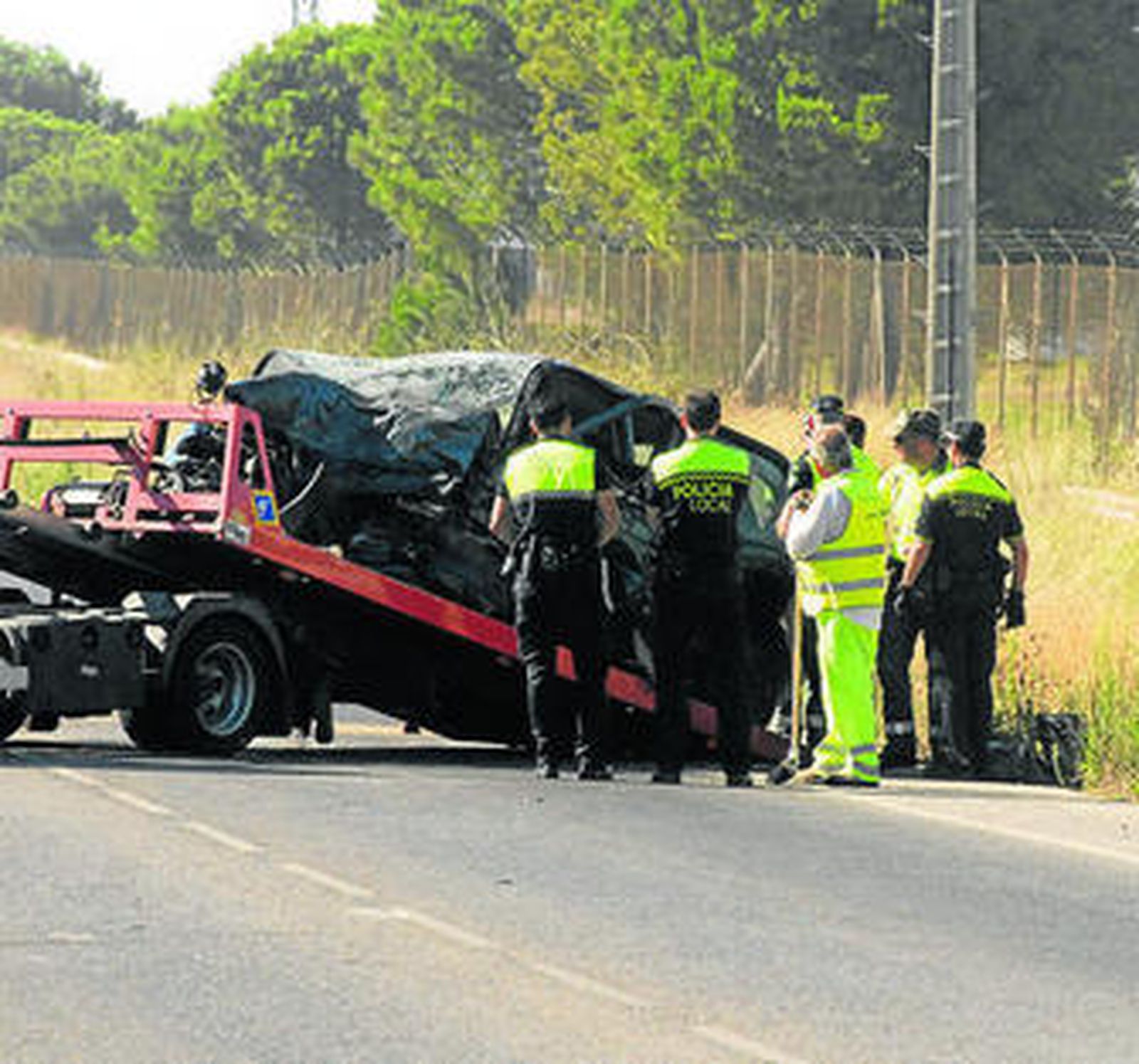 La grúa retira uno de los vehículos implicados.