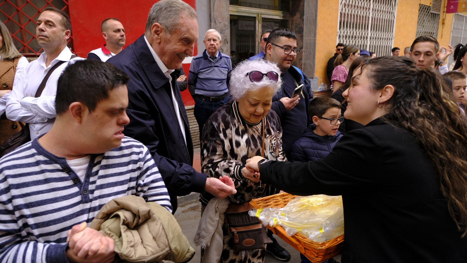 La Borriquita procesiona por las calles de Almería, en imágenes