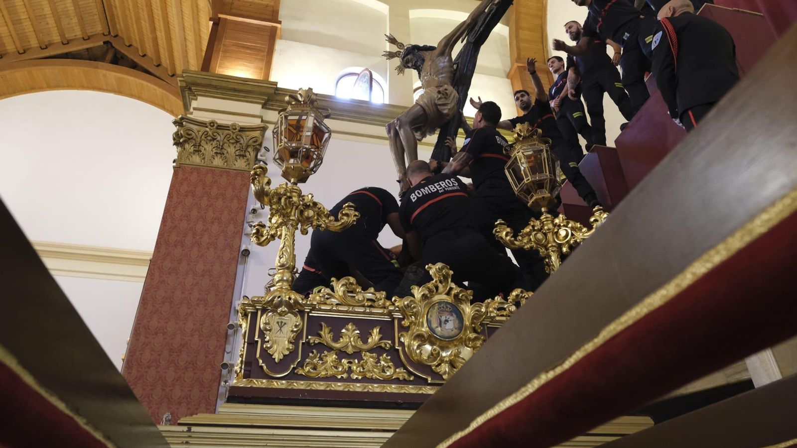 La bajada del Cristo de la Luz a su altar, uno de los momentos más emotivos de la jornada.