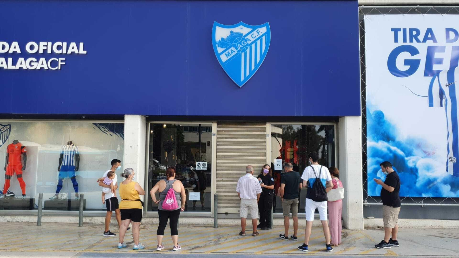 Galería: Los malaguistas, a la caza de la nueva camiseta