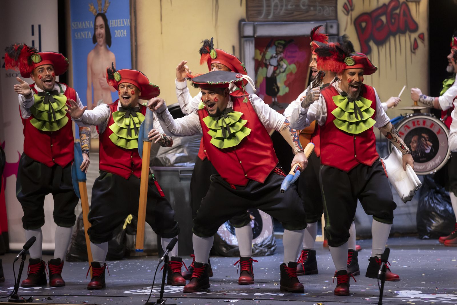 Imágenes de la murga "Los Lope de Pega" en la final del Carnaval Colombino 2024