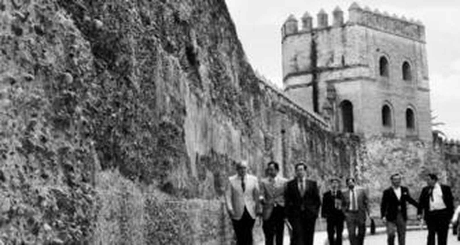 Gómez de Celis, junto a Moisés Sampedro, de la CES, y Salvador Fernández, de la Cámara de Comercio, junto a la muralla de la Macarena.