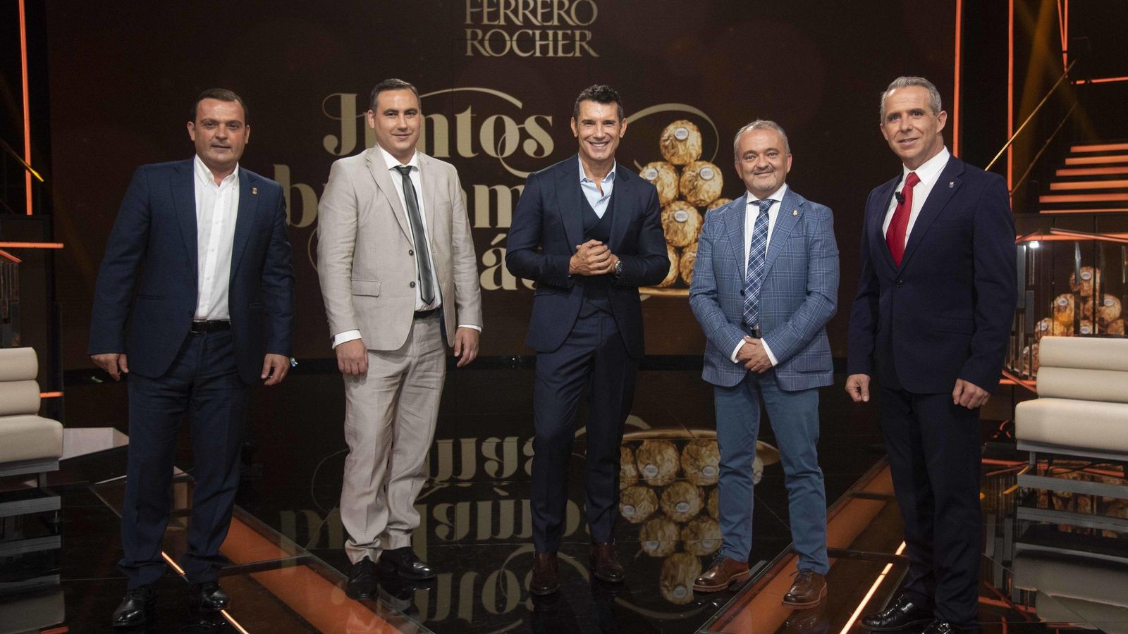 Con los alcaldes de los cuatro pueblos candidatos de la campaña de Ferrero Rocher 'Juntos brillamos más'.