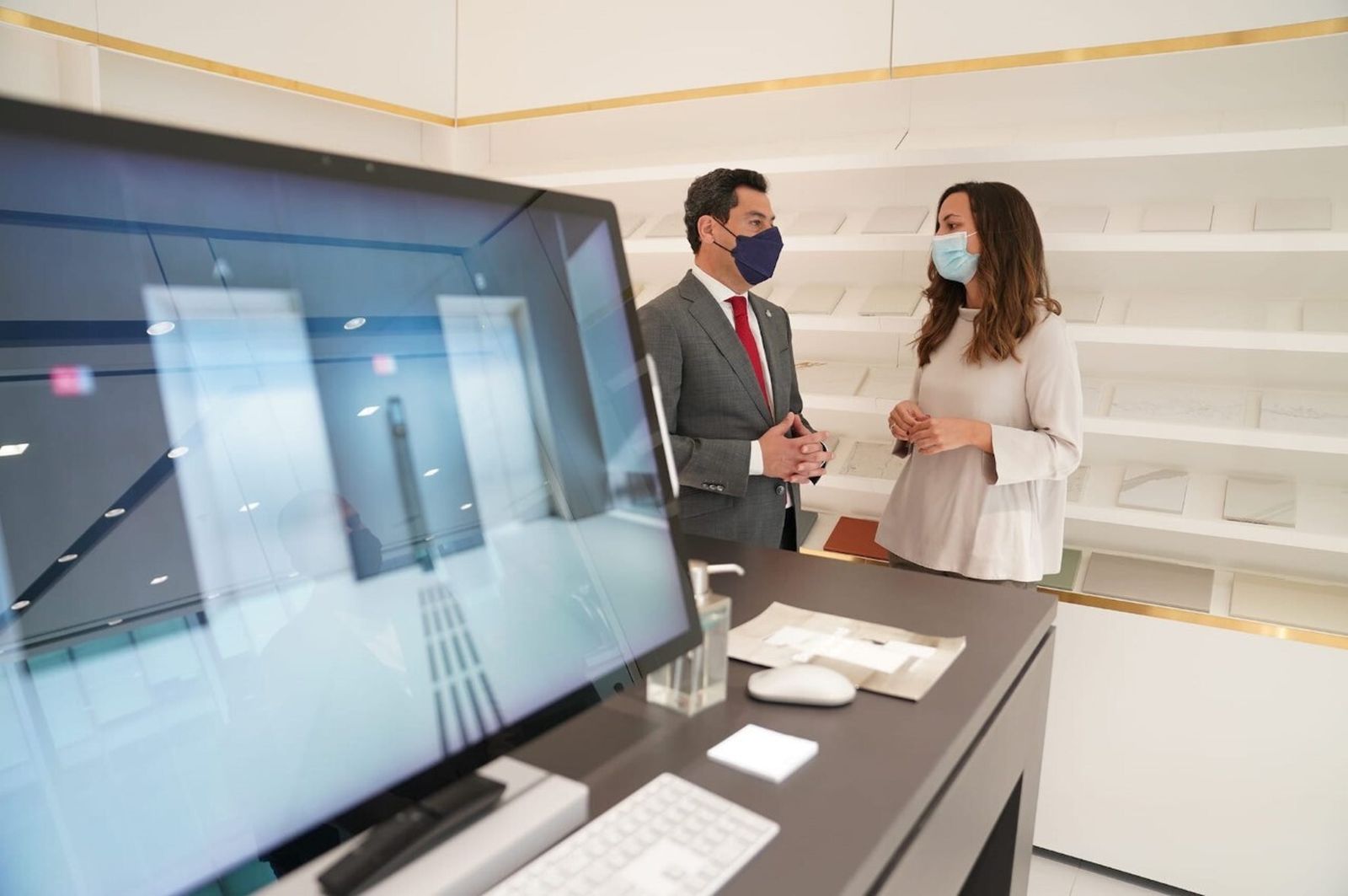 Visita del presidente de la Junta, Juanma Moreno, al Cosentino City de Dubái