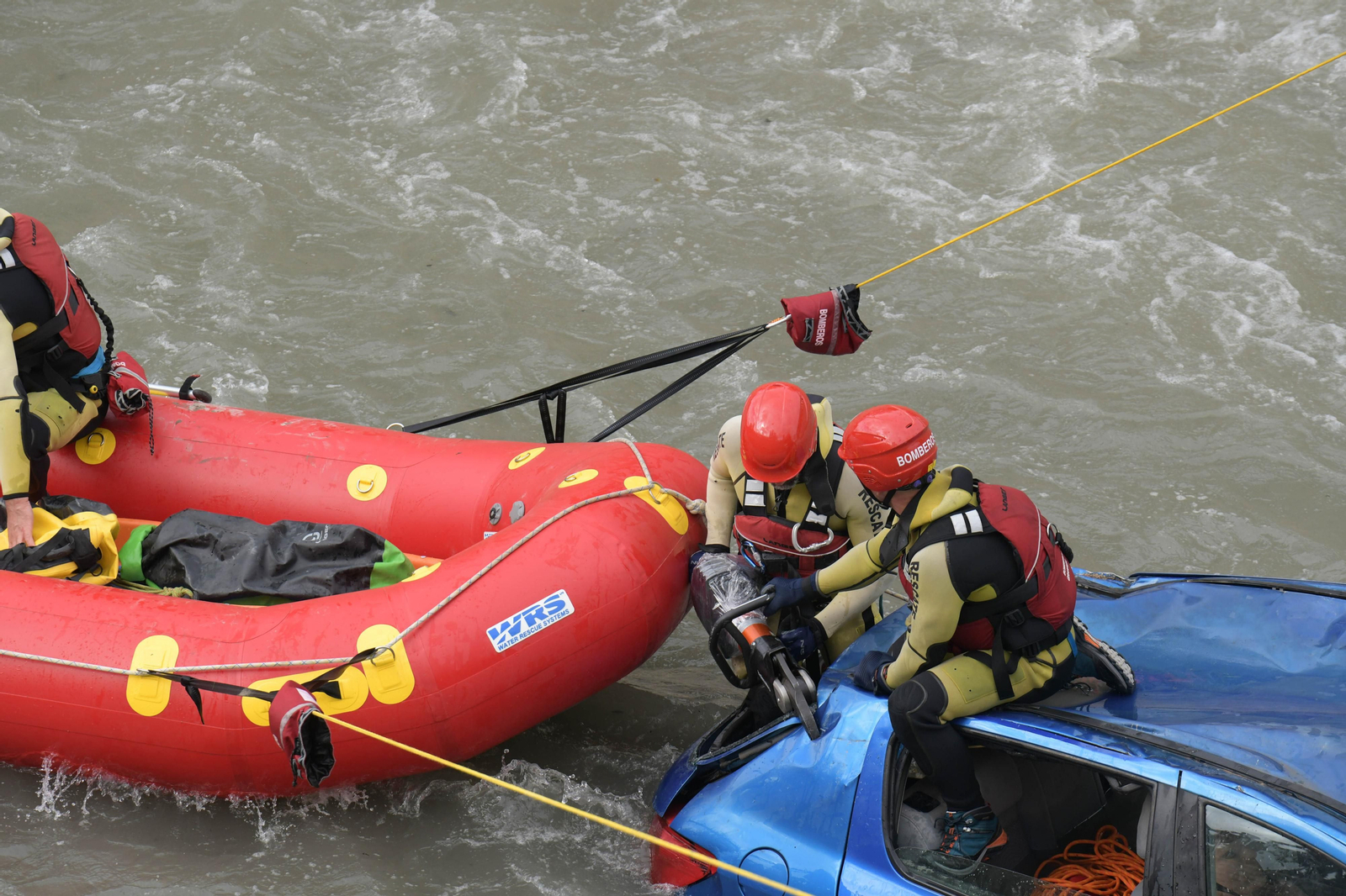 Fotos: Las mejores imágenes del simulacro de rescate de un coche accidentado en el río Genil de Granada
