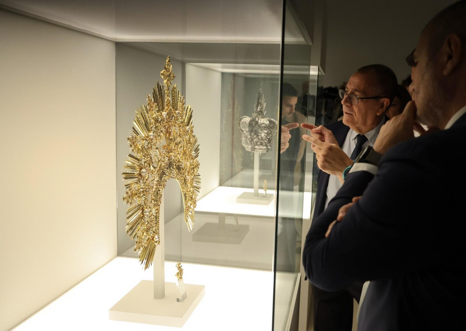 La exposición 'Vestida de Sol' del Cautivo en el Museo de Málaga, en imágenes