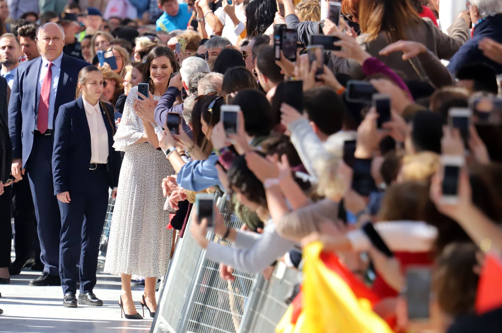 Imágenes de Don Felipe y Doña Letizia arropados por el cariño de los almonteños