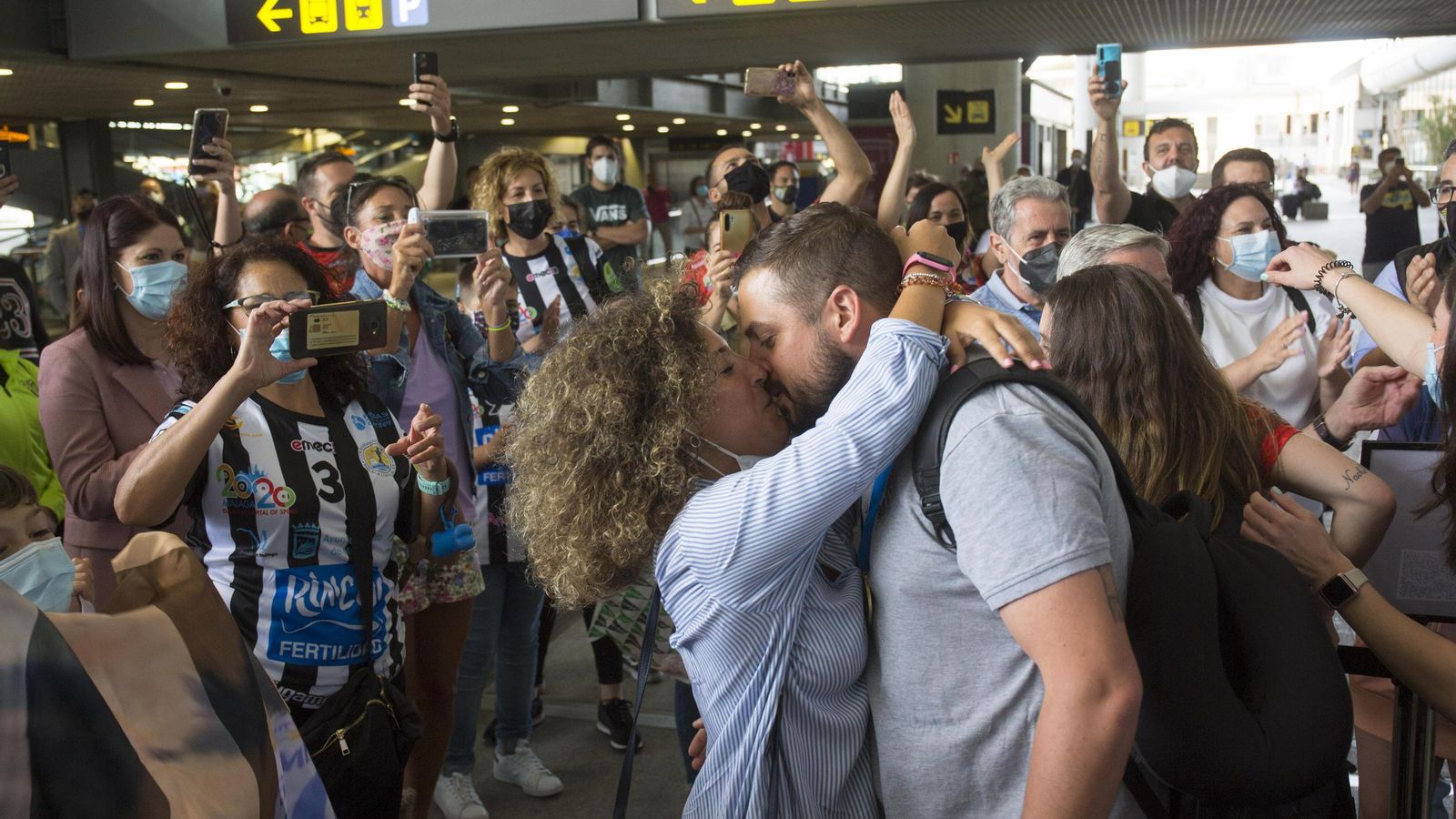 Suso Gallardo, con su pareja al llegar a Málaga.