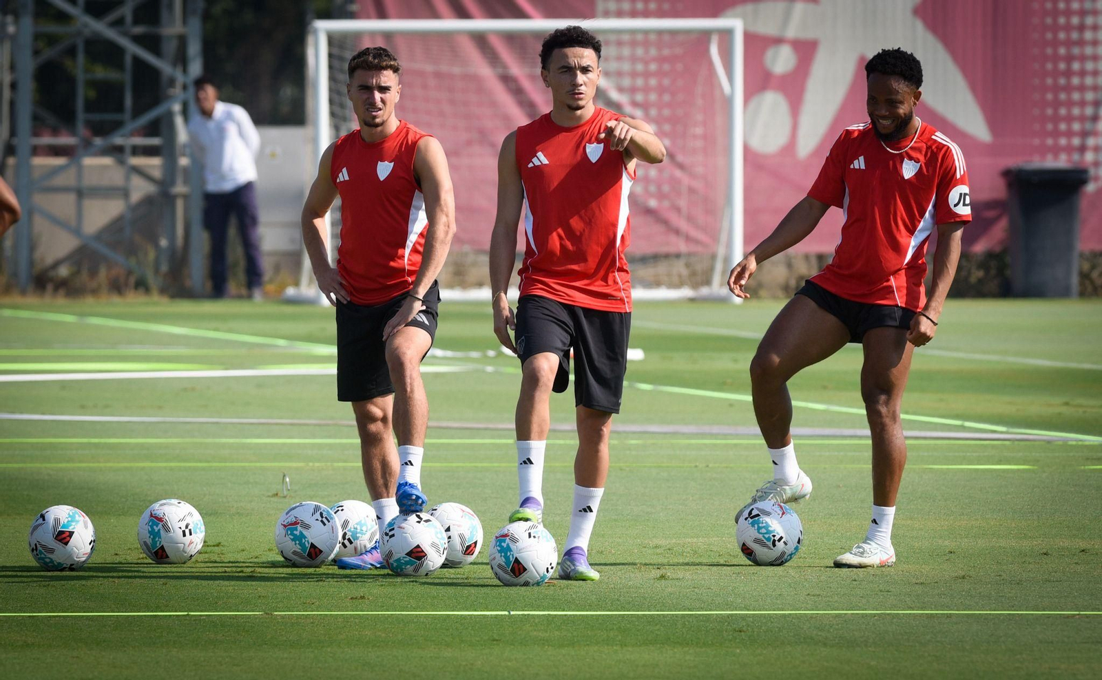 Rubén Vargas, en un entrenamiento sevillista, junto a Pedrosa y Ejuke.