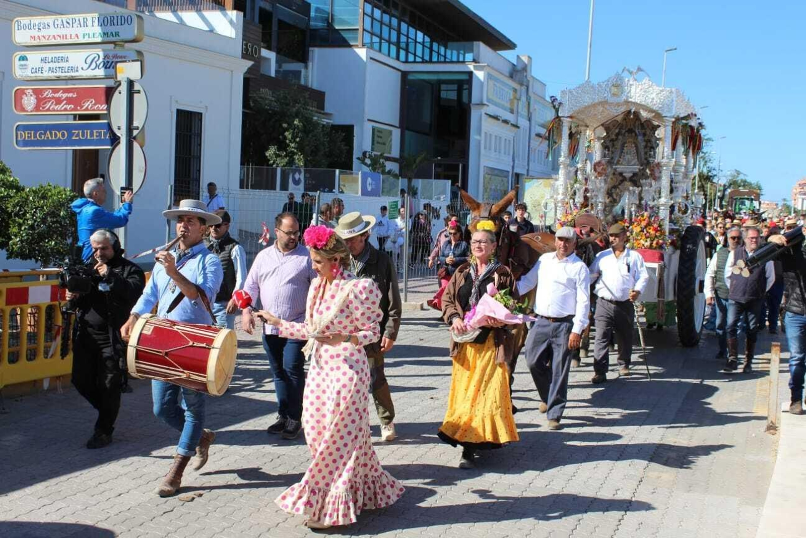 Rocío 2024: Imágenes del primer día de embarque de romeros de Cádiz en Bajo de Guía en Sanlúcar