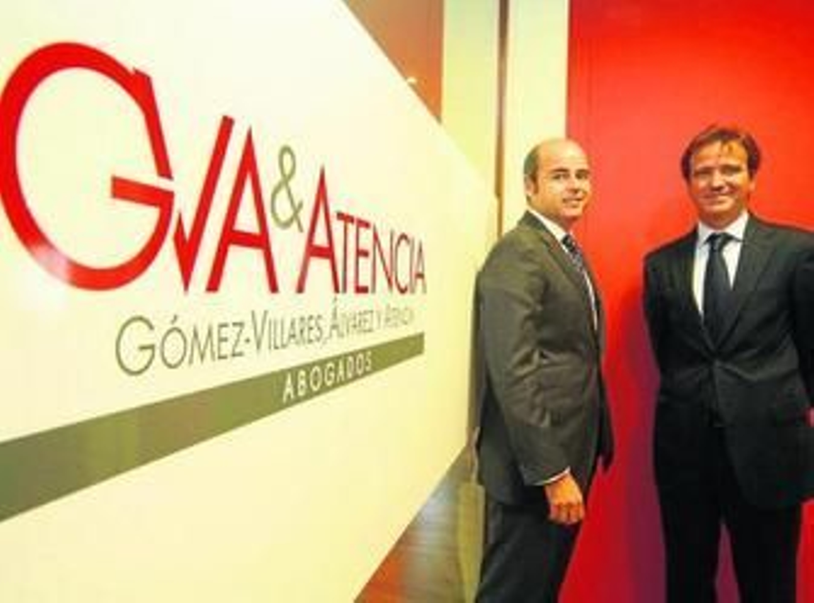 Santiago Gómez-Villares (izquierda) y Pablo Atencia, ayer, en la nueva sede del bufete.