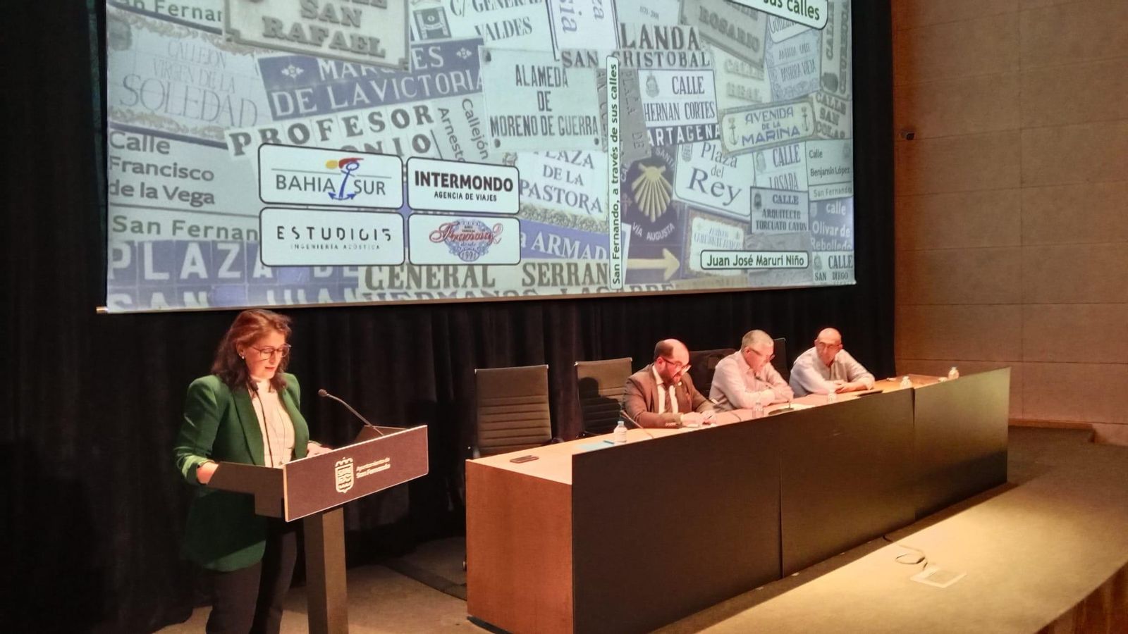 Presentación de la obra 'San Fernando a través de sus calles', de Juan José Maruri. En la imagen, un momento de la intervención de Aurora Marín