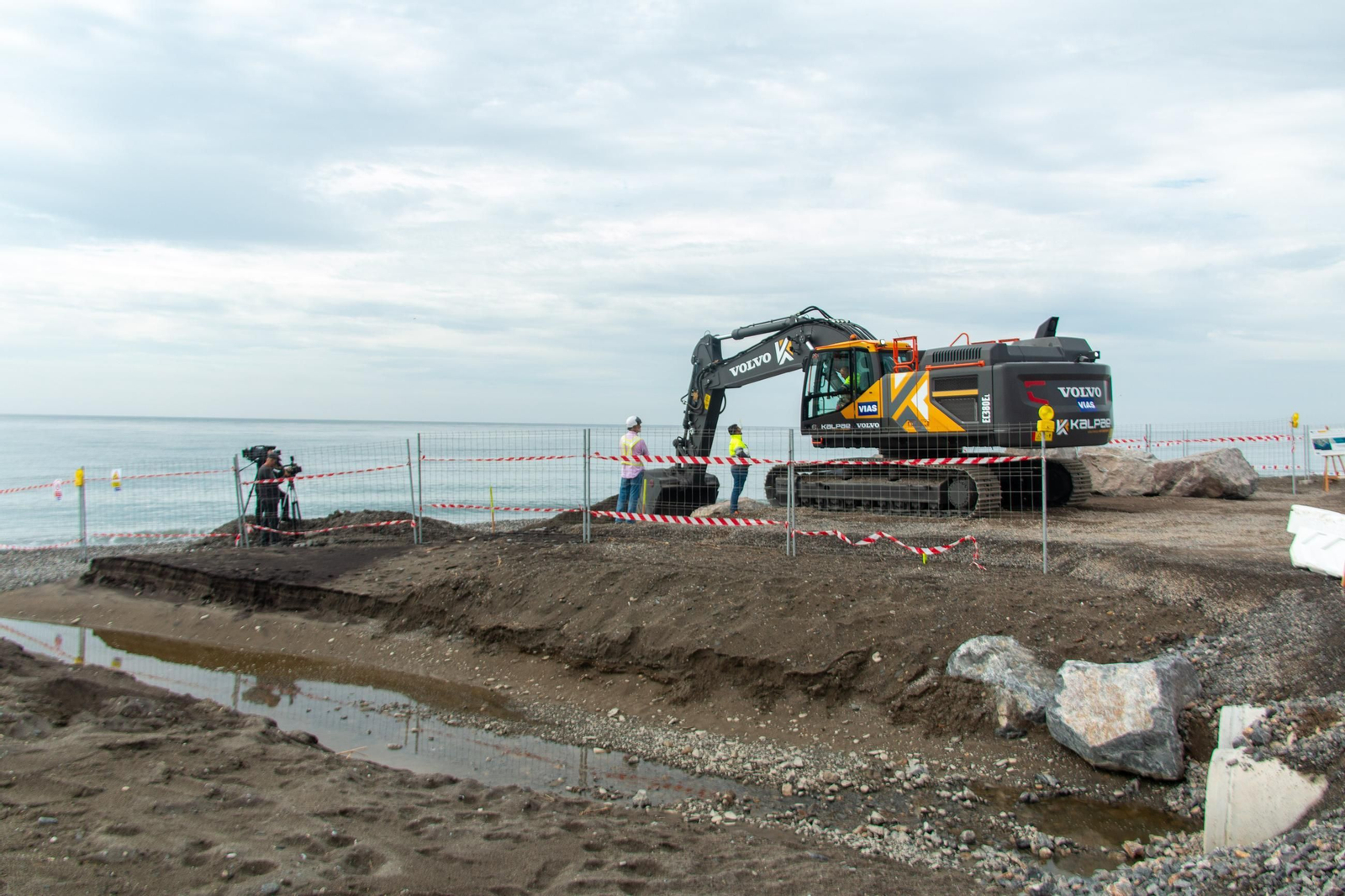 Así ha sido el inicio de la obra del espigón de Playa Granada Así ha sido el inicio de la obra del espigón de Playa Granada