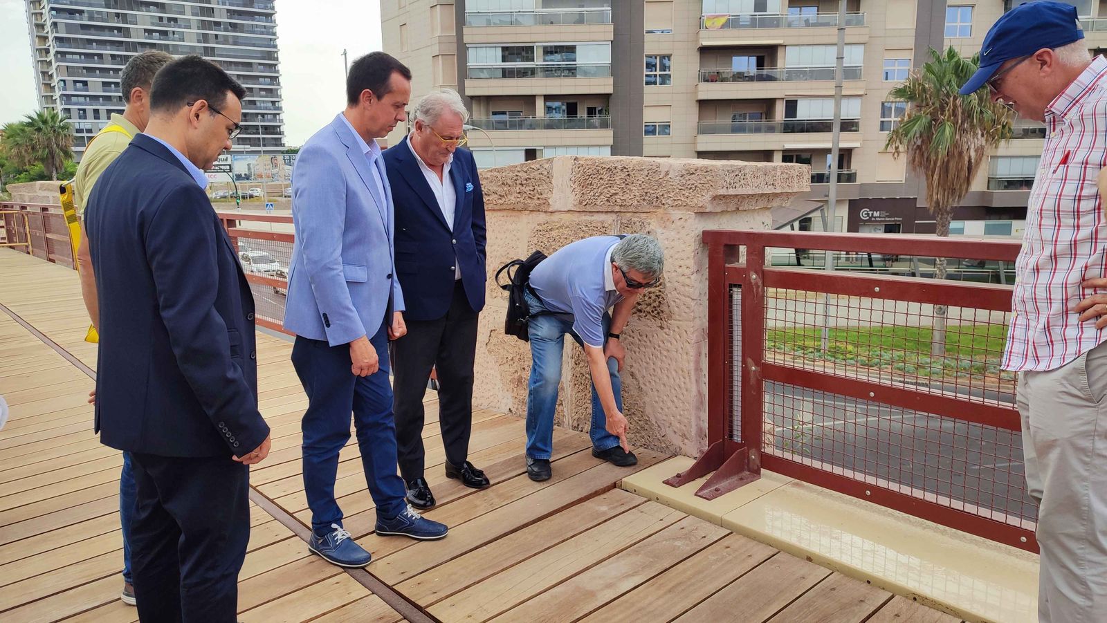 Un primer diagnóstico descarta daños en el Cable Inglés tras el accidente de un camión el jueves