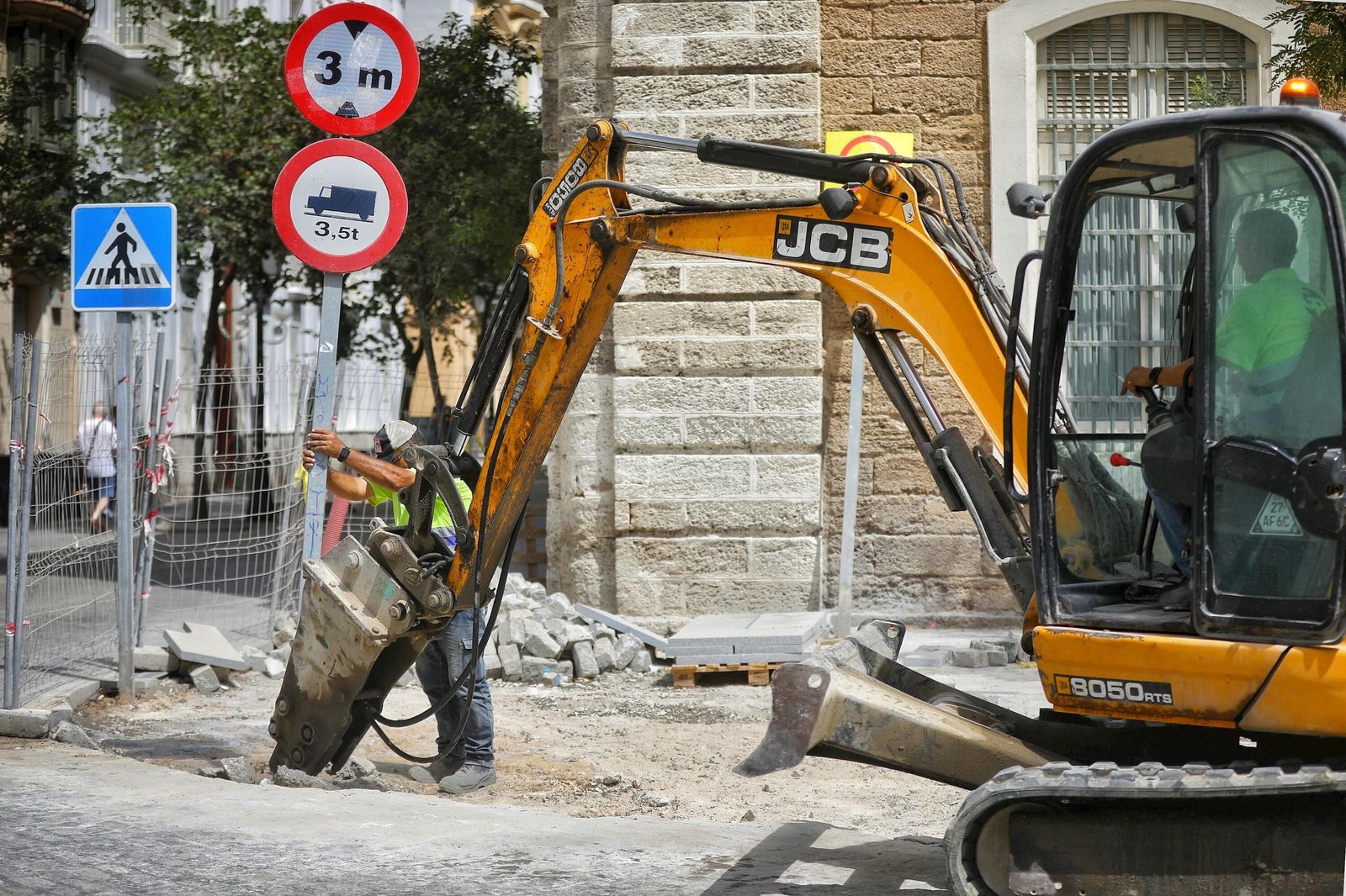 Imágenes de las obras e la plaza de España en Cádiz