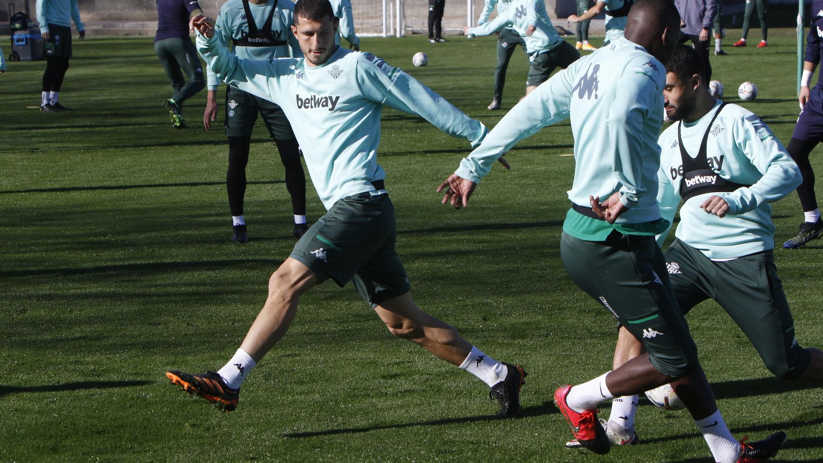 Guido Rodríguez participa en un rondo.