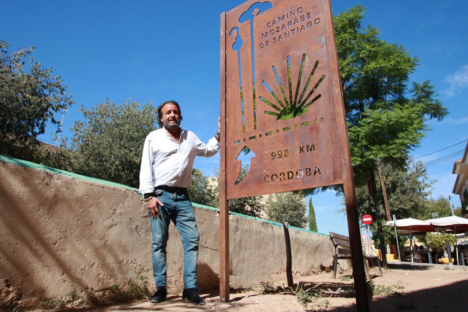 García-Ibarrola, junto a una de las nuevas señales del Camino Mozárabe a su paso por Córdoba.