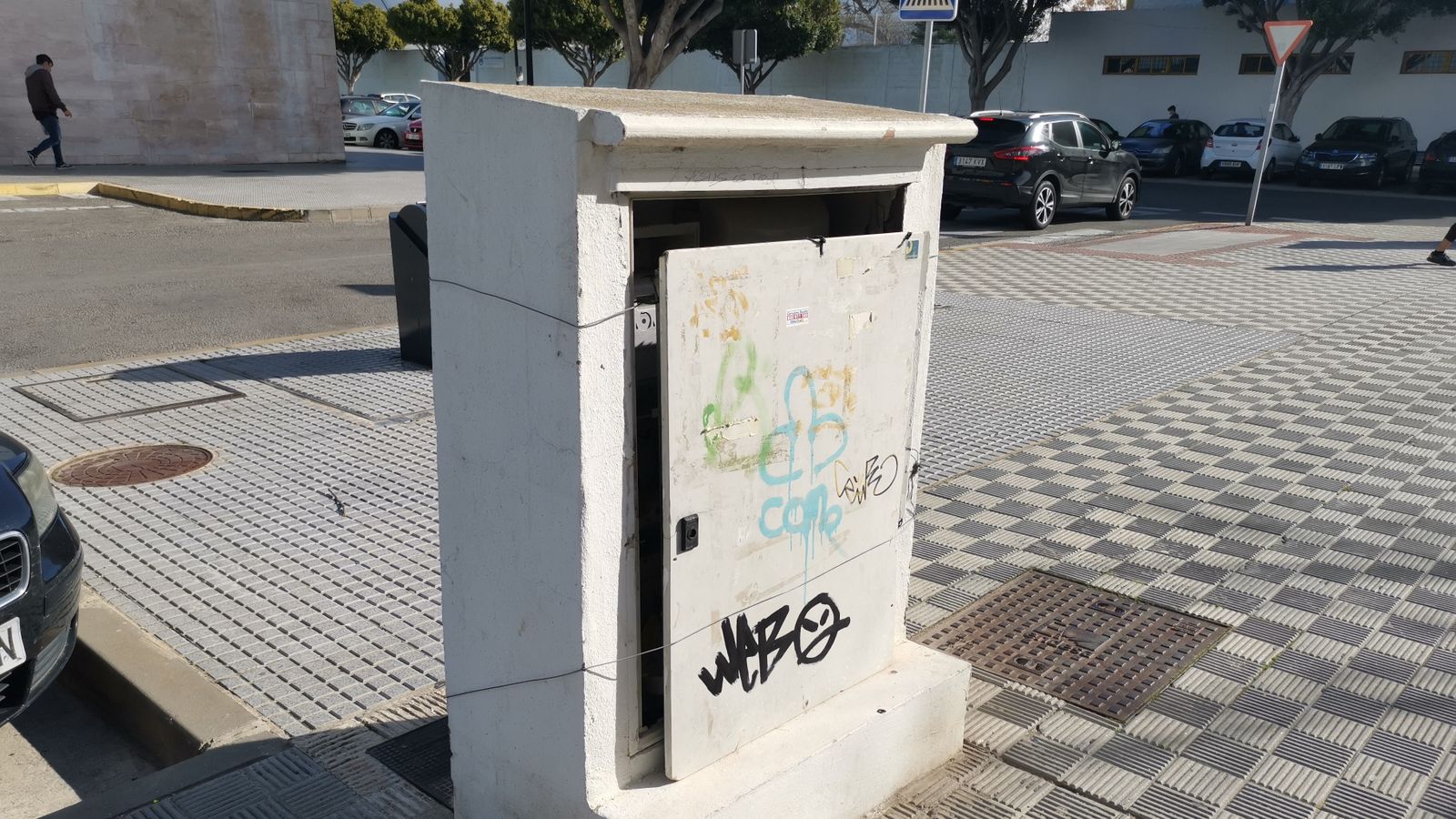 Otro cuadro eléctrico, sujeto con alambres, en las proximidades del centro comercial San Fernando Plaza.