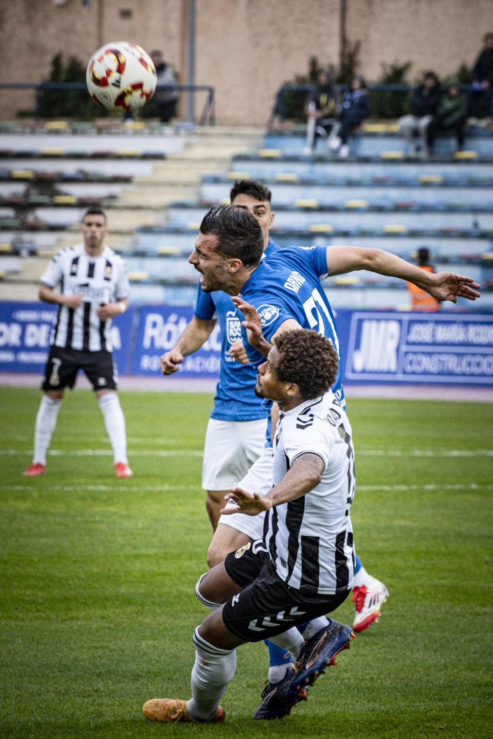 Las imágenes del partido de fútbol entre el San Fernando Club Deportivo y la Balompédica Linense