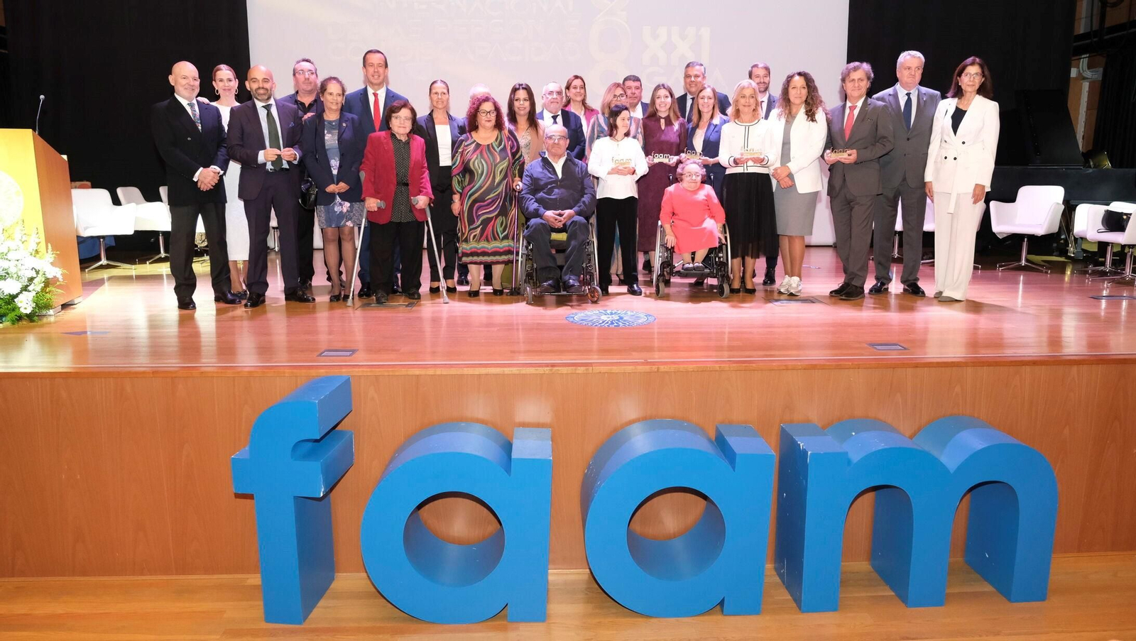 Foto de familia con los participantes en la gala.