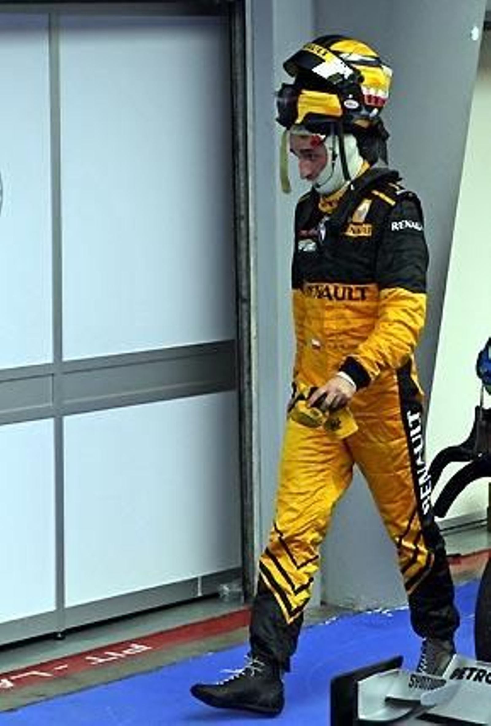 El piloto polaco de Renault Robert Kubica, tras la carrera.

Foto: Reuters / Afp Photo / Efe