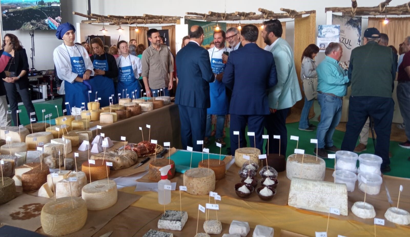 El alcalde de Villamartín y autoridades, departiendo con miembros del grado del IES Alminares, que ayuda en Quesierra.