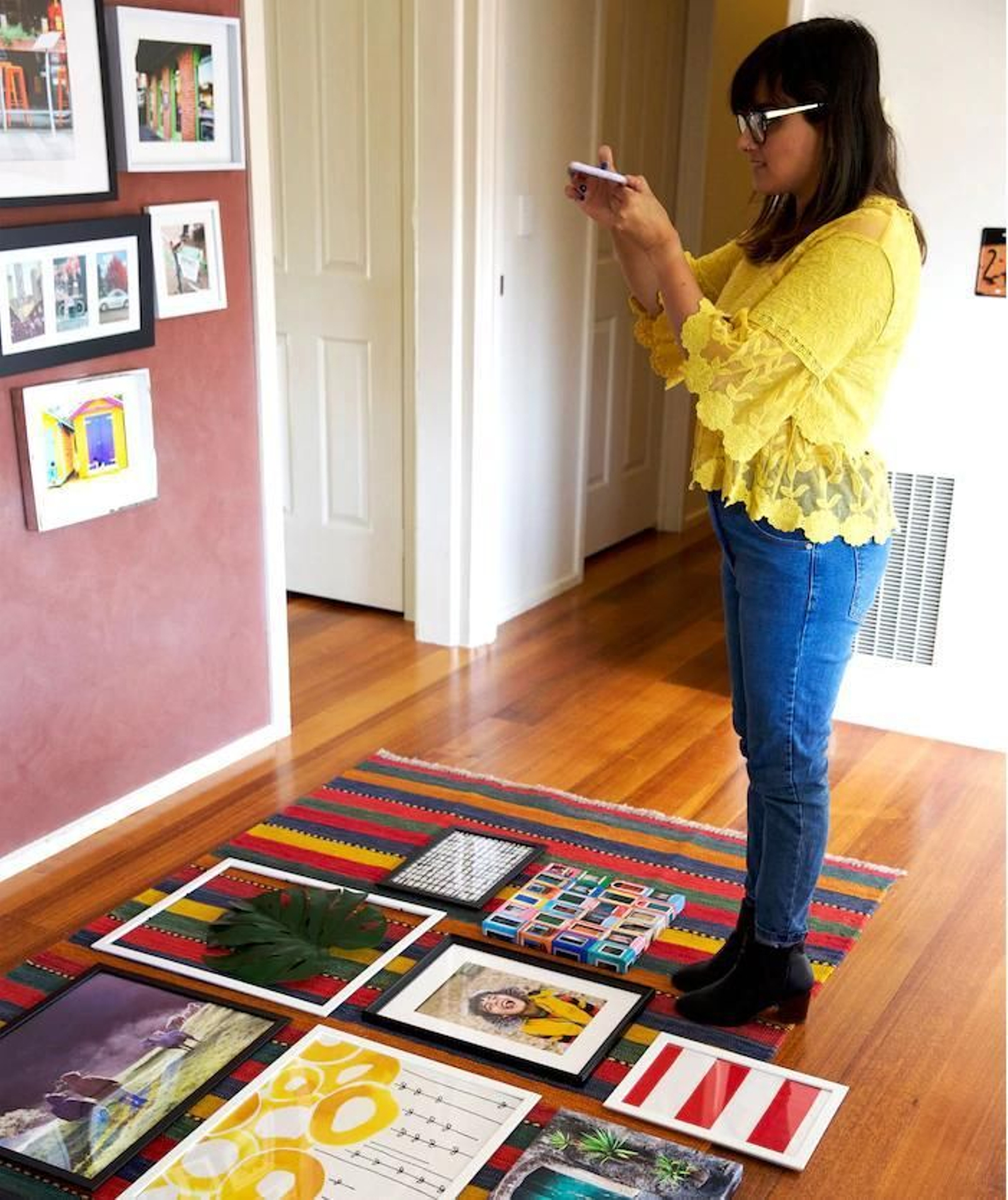 Haz una composición previa para tener una idea de cómo quedarían los cuadros colgados en la pared.