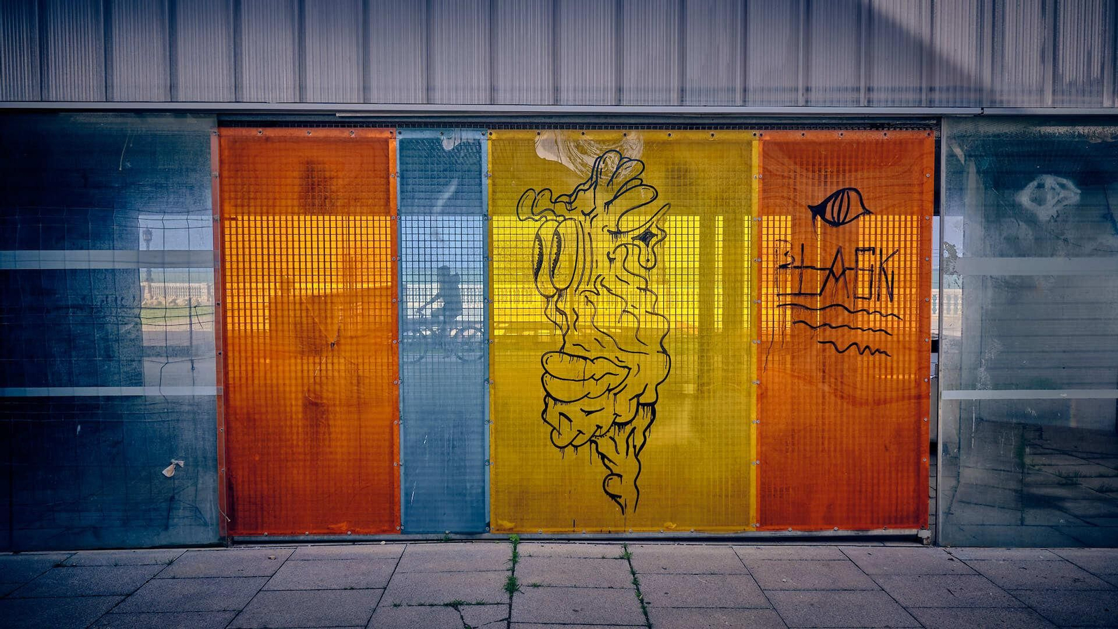 Recurrentes pintadas por toda la pérgola de Santa Bárbara.