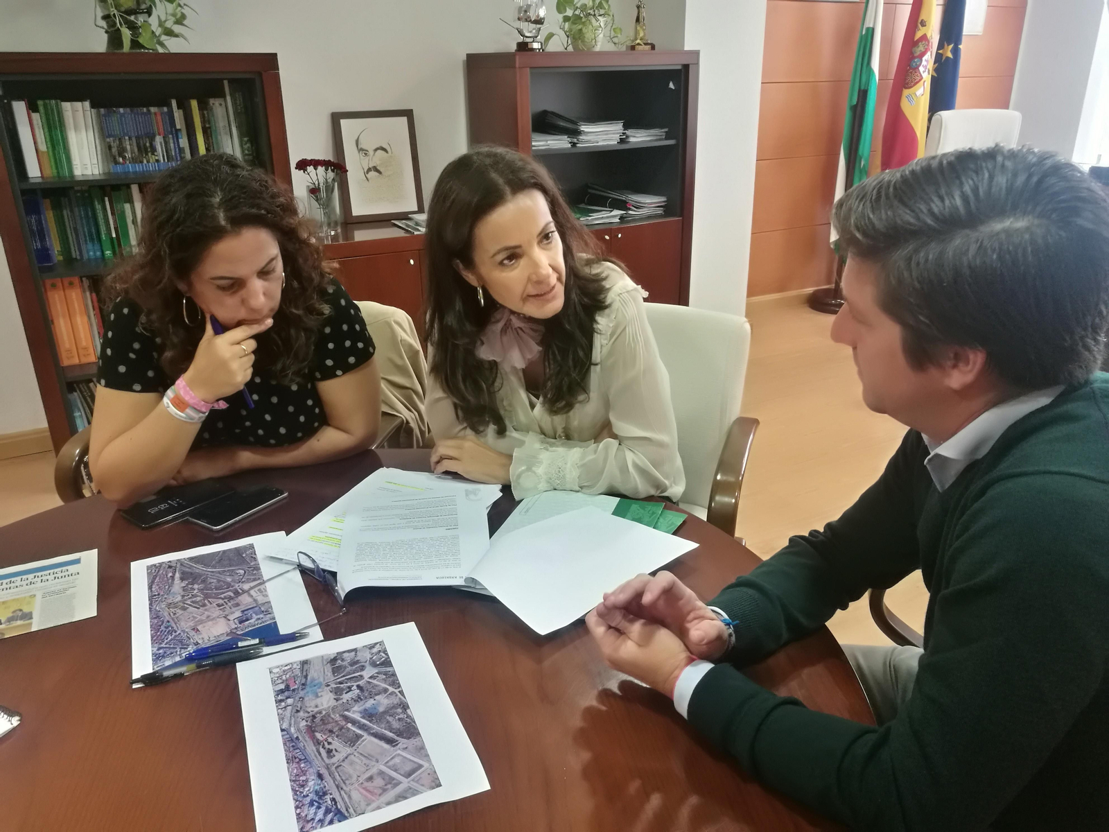 Reunión de García de Longoria y la delegada provincial de Turismo de la Junta.
