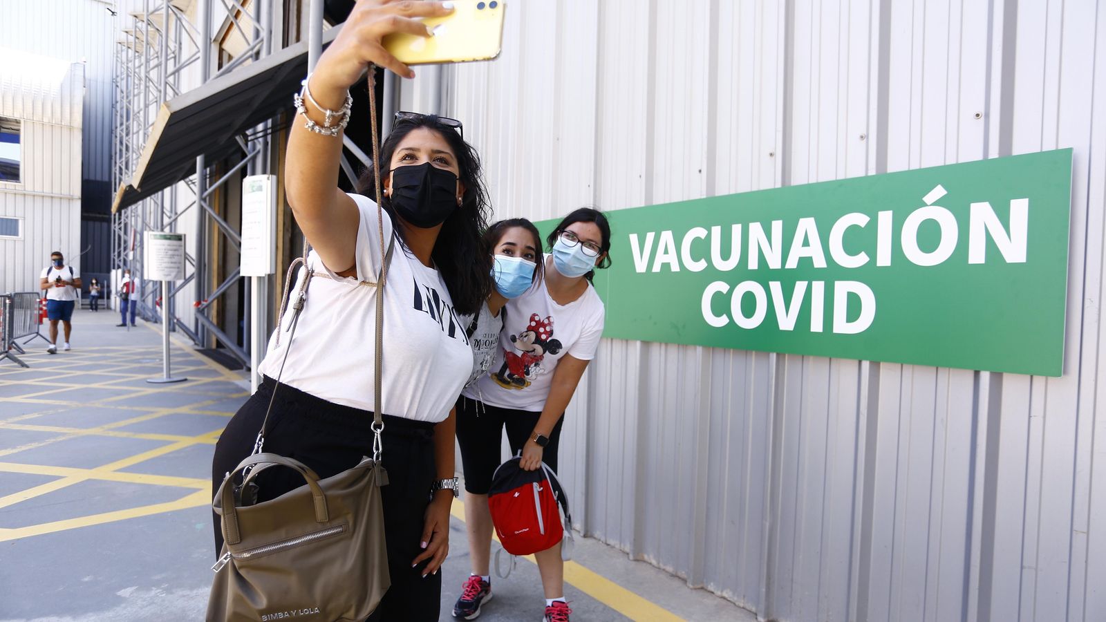 Tres personas se hacen un selfi en el Fycma.