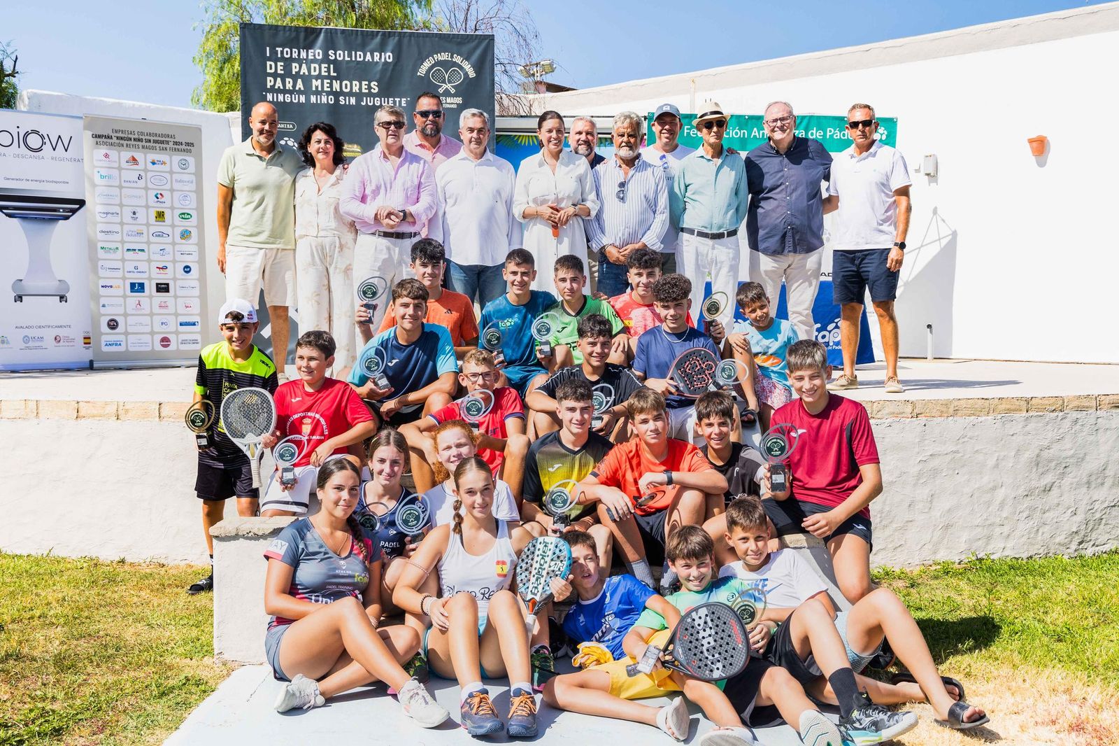 Foto de grupo tras las premiaciones de esta primera edición, en la que han participado 104 jóvenes palistas.