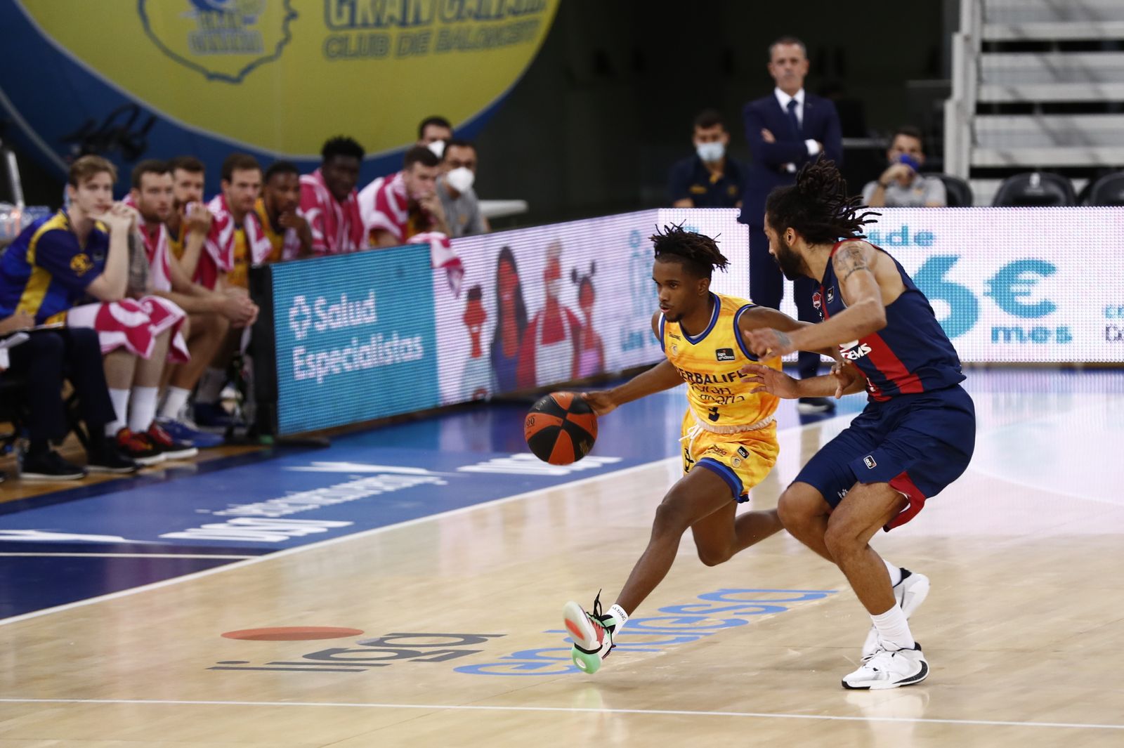 Jean Montero, en acción ante Henry, del Baskonia.