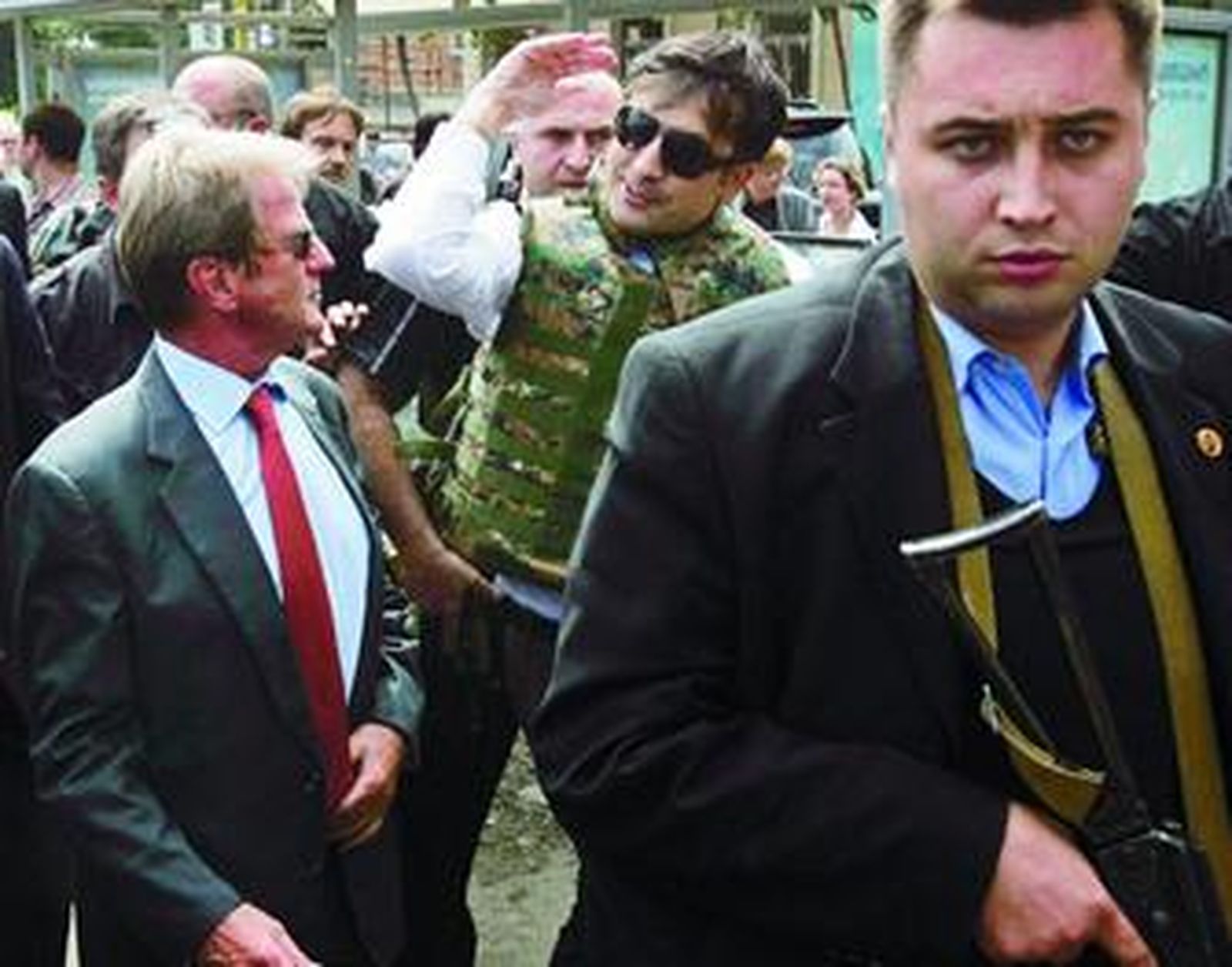 El presidente georgiano explica al ministro francés de Exteriores la situación, ayer en Gori.