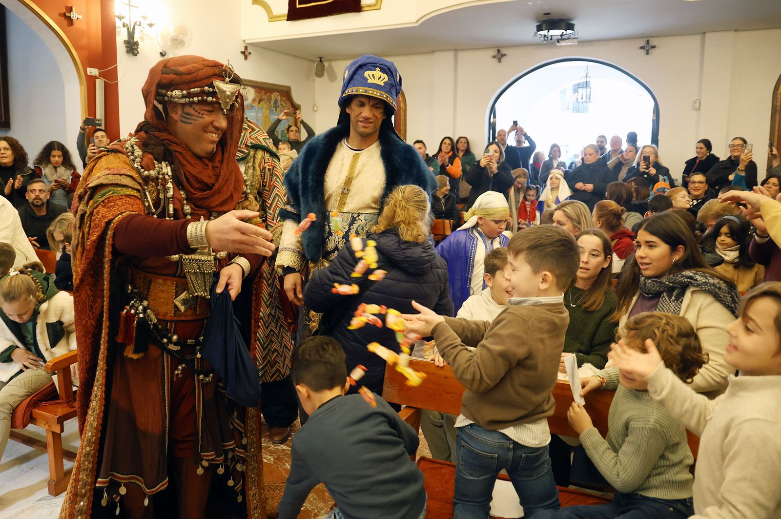 Imágenes del Heraldo Real anunciando la llegada de los Reyes Magos a Huelva