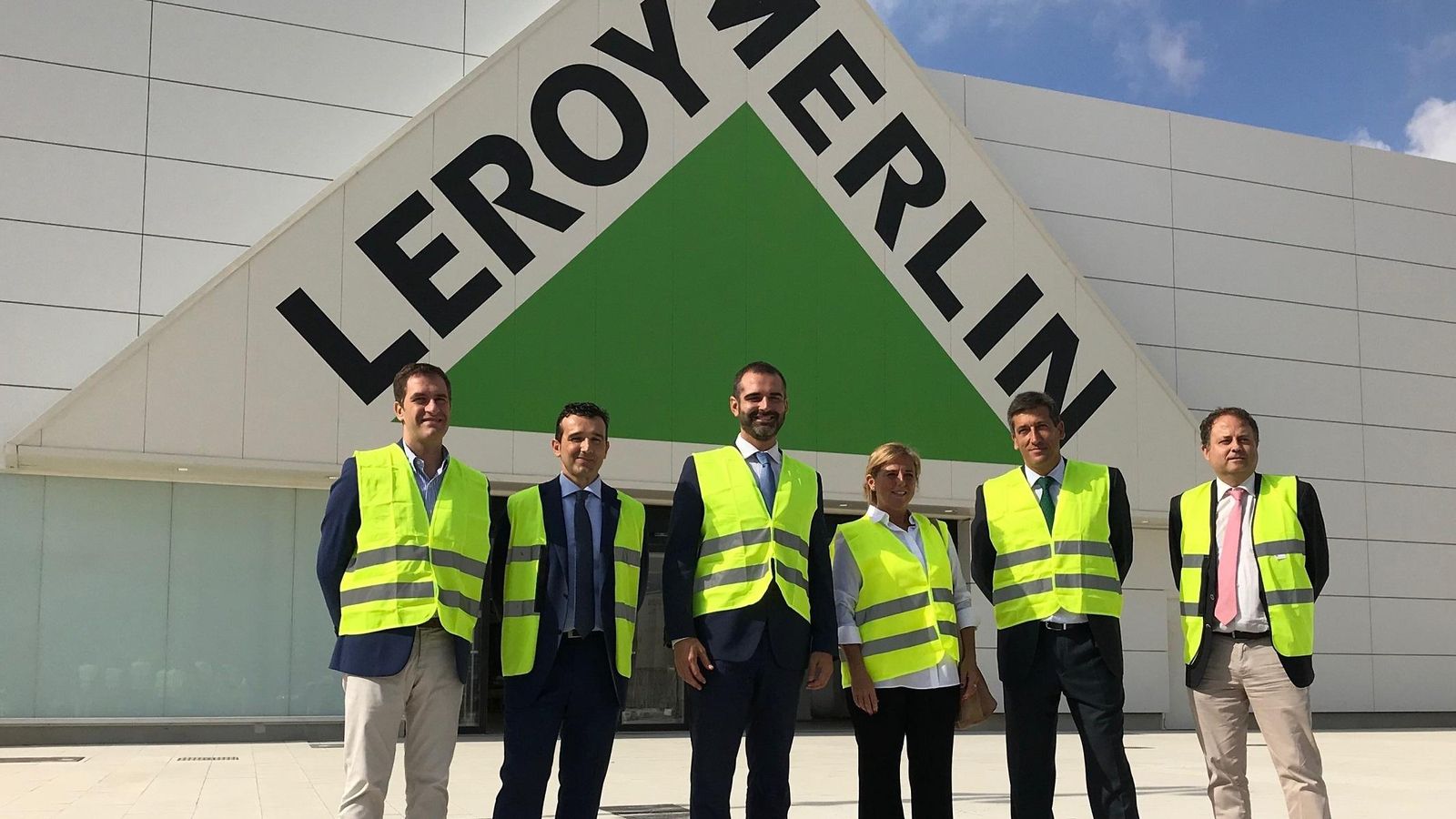 La tienda ha sido visitada por el alcalde y directivos de la firma.