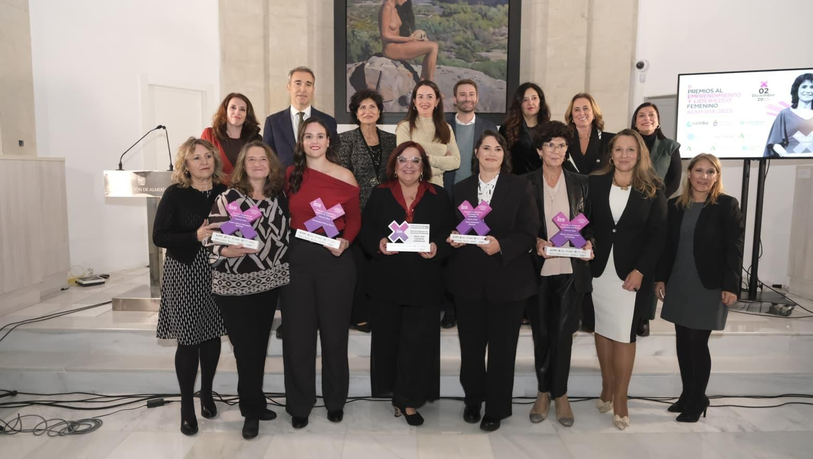 Foto de familia con las premiadas en el evento.