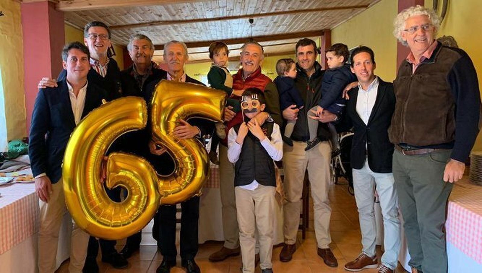 Valentín García Ezquerra, Ángel y Cristóbal Gómez, el homenajeado Juan Gómez, Manolo Gómez y Manolo Gómez Roldós con sus tres hijos, Fernando Gómez y Placido Gómez, durante el festejo del cumpleaños.