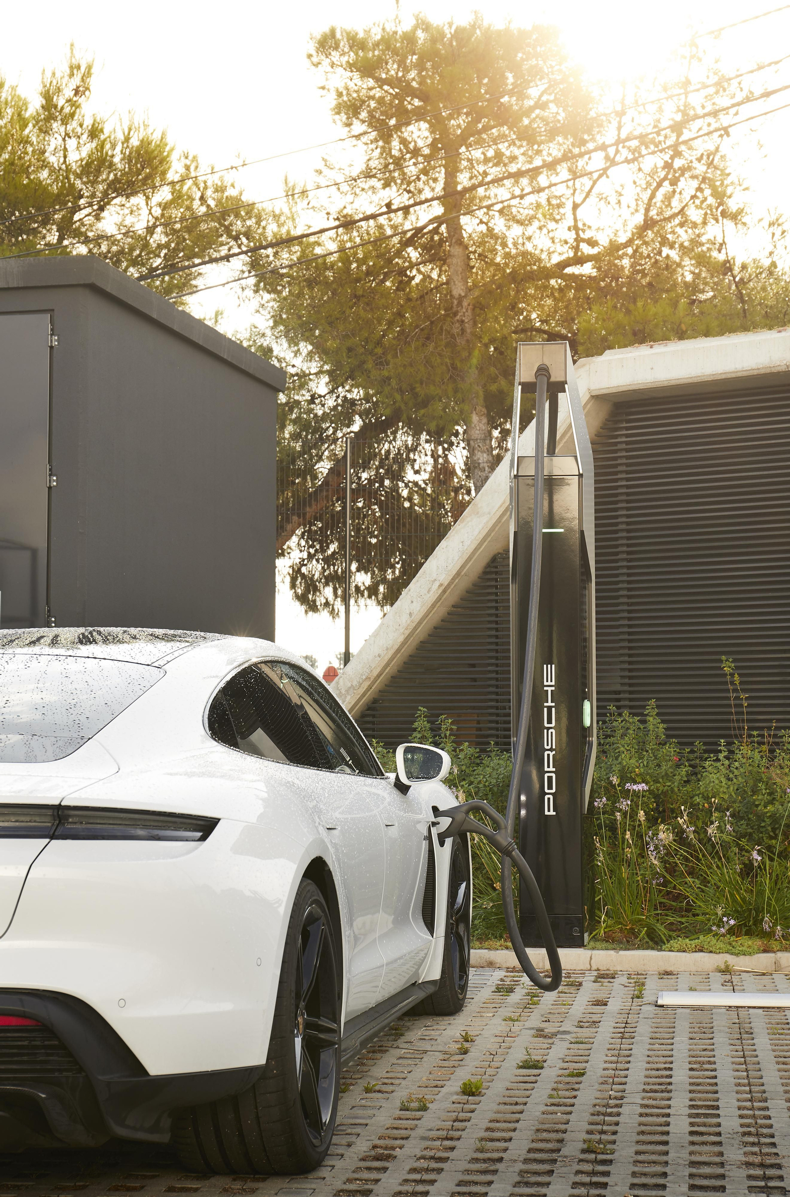 Los puntos de carga ultrarrapidos que se están instalando en los Centros Porsche alcanzan una potencia de hasta 350 kW, aunque aún no es aprovechable al máximo por los Taycan.