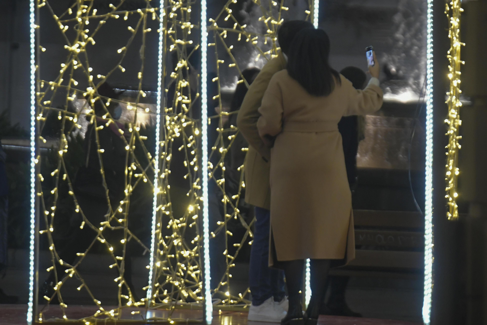 Así fue la Nochevieja 2021 en Granada, en imágenes: uvas en una Plaza del Carmen vallada y ambiente de fiesta en la calle