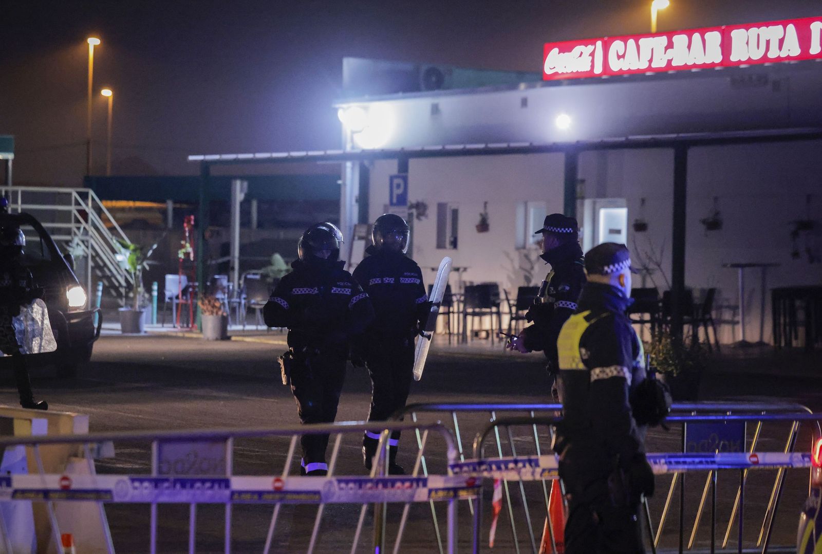 El derribo de la gasolinera de Alcosa, todas las fotos
