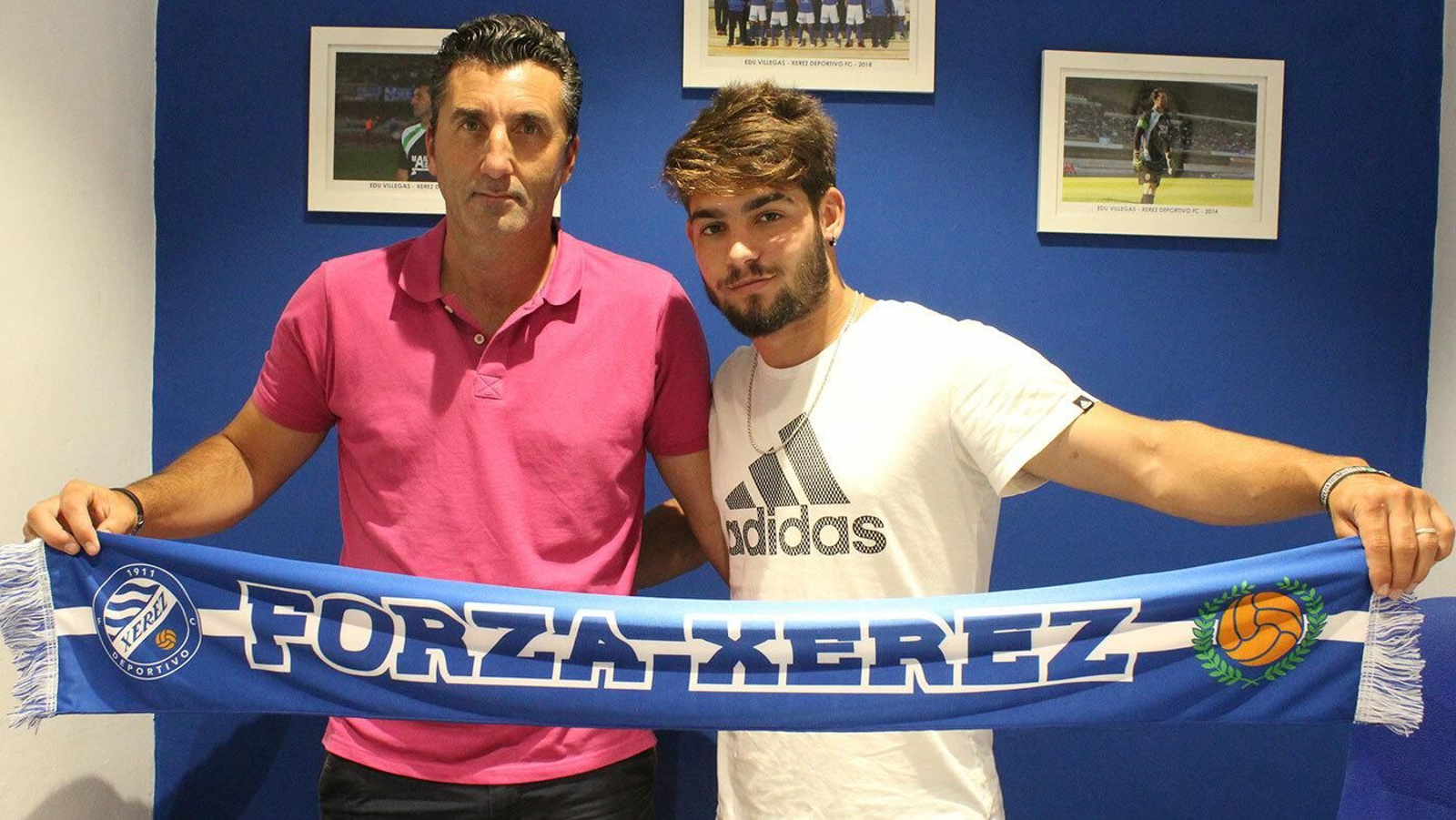 El canterano Salvi, en la imagen junto a Edu Villegas, hará la pretemporada con el primer equipo.