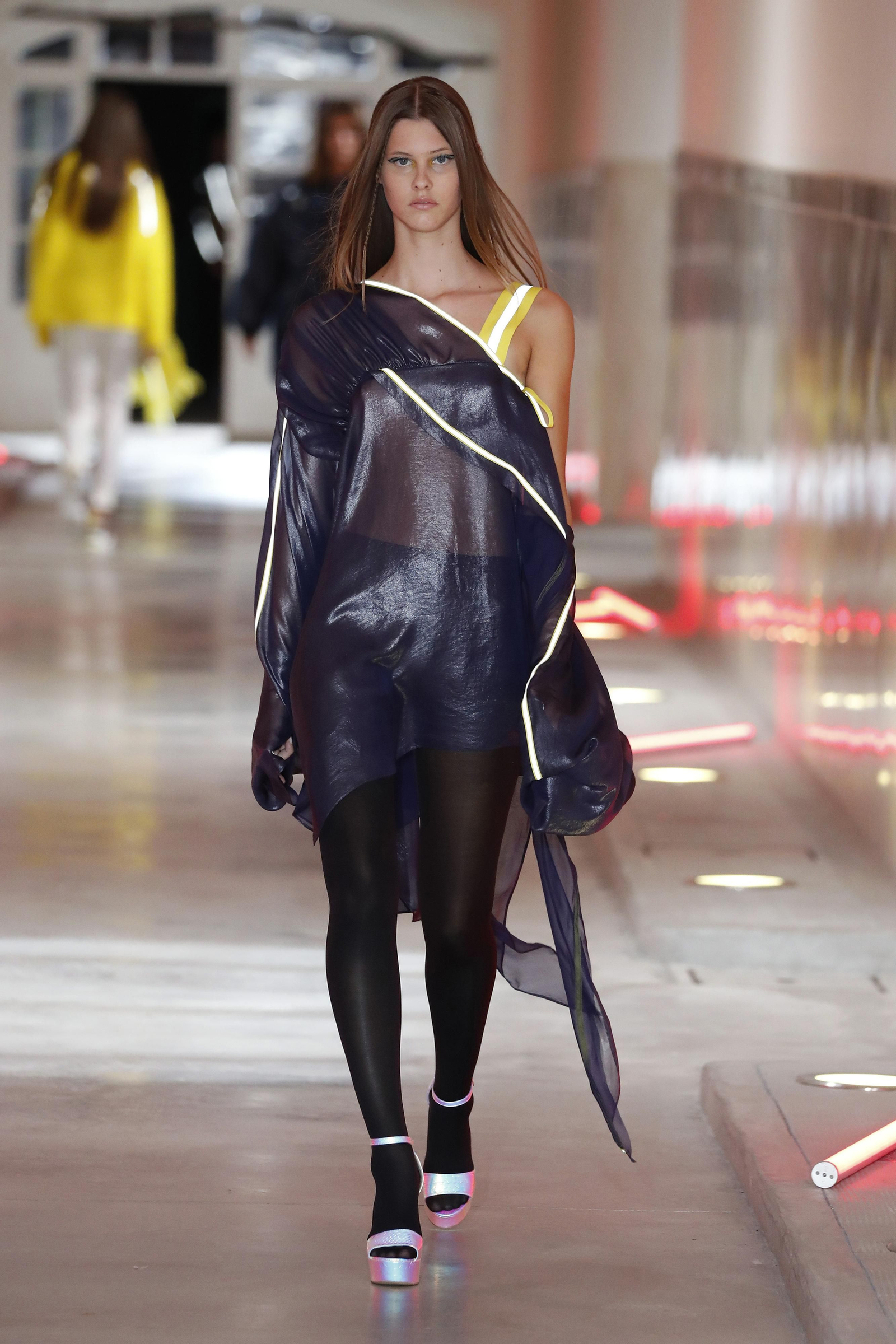 Vestido asimétrico de Custo.