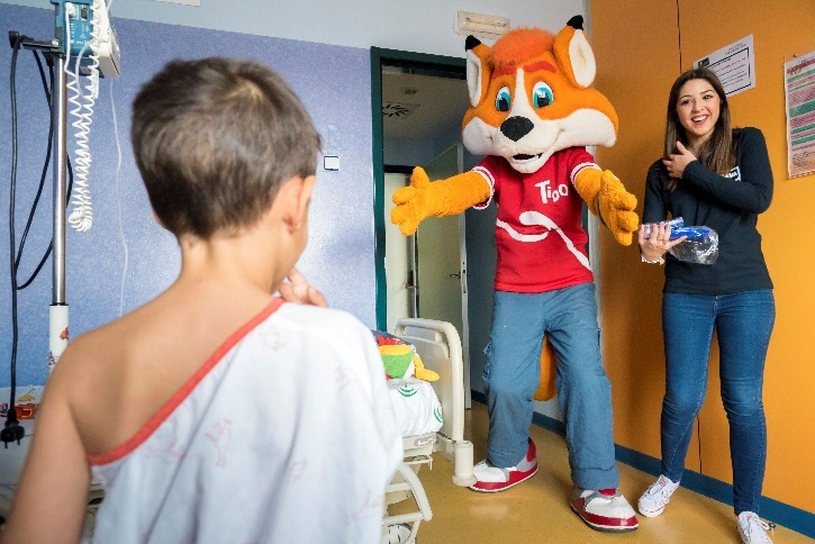 Tido visita a los niños hospitalizados de Granada  para llevarles un momento de alegría y diversión