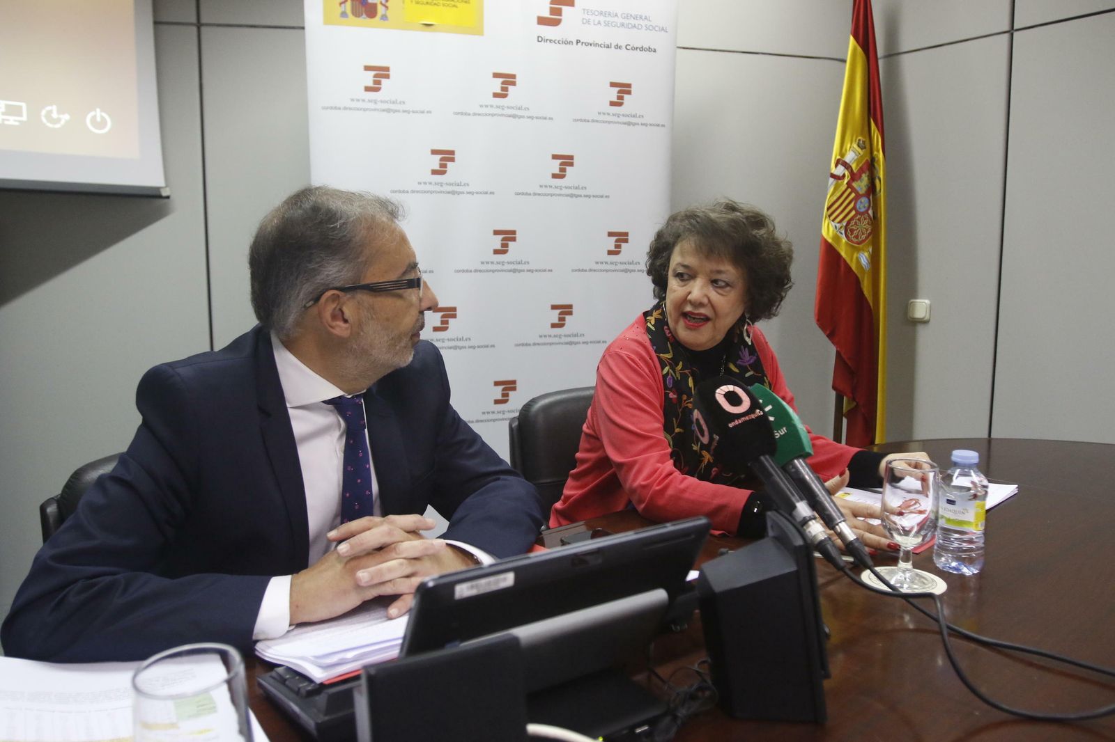 Rafaela Valenzuela y Joaquín de Gea Sánchez, en la Tesorería de la Seguridad Social.