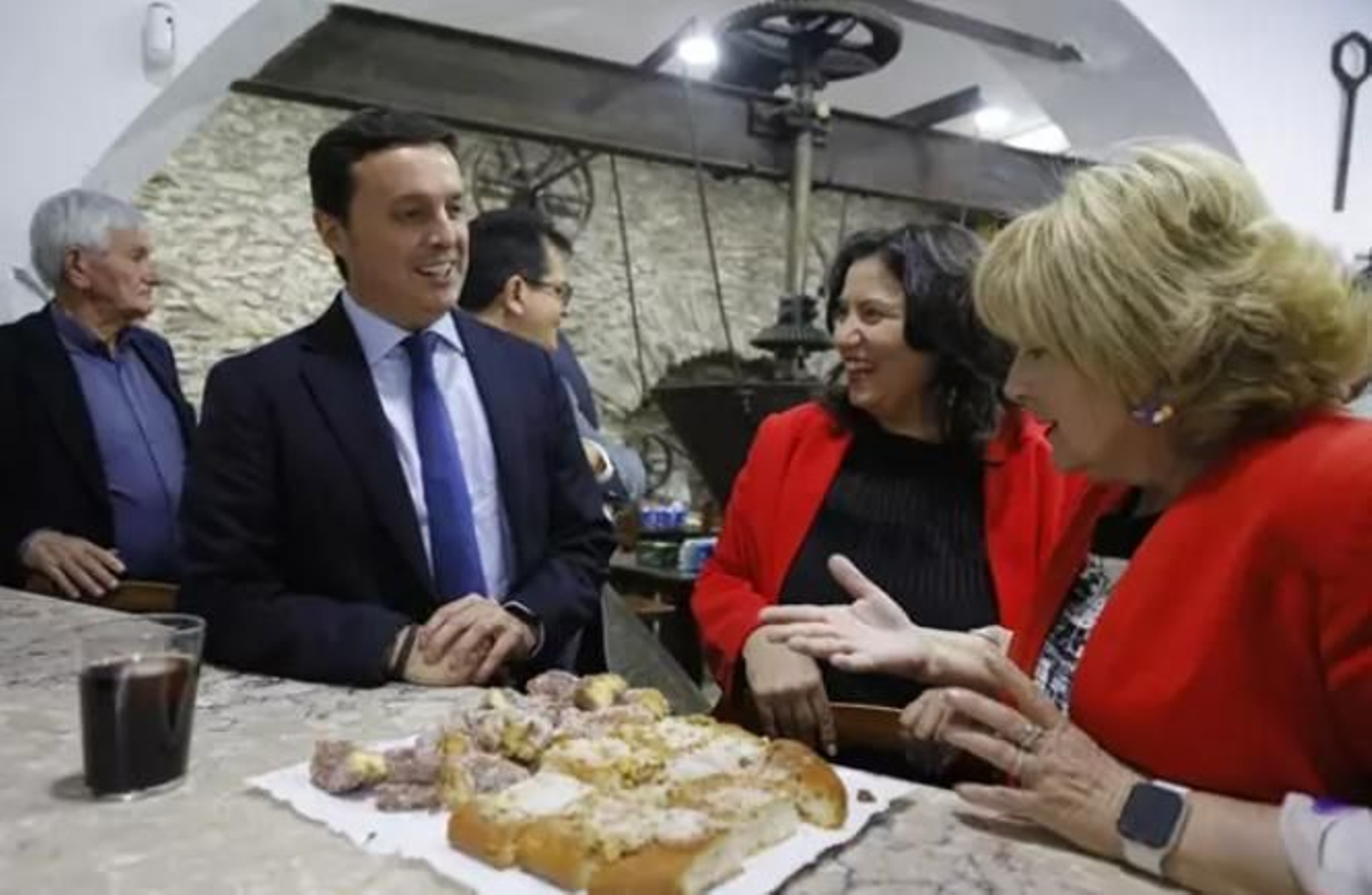 Javier Aureliano García en la reapertura del bar de Laroya.