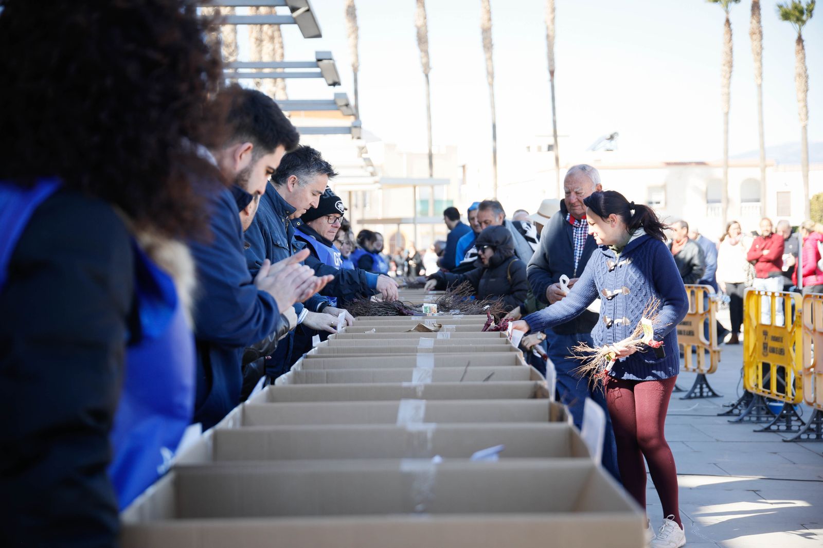 Imágenes del reparto de Parras en Alhama de Almería