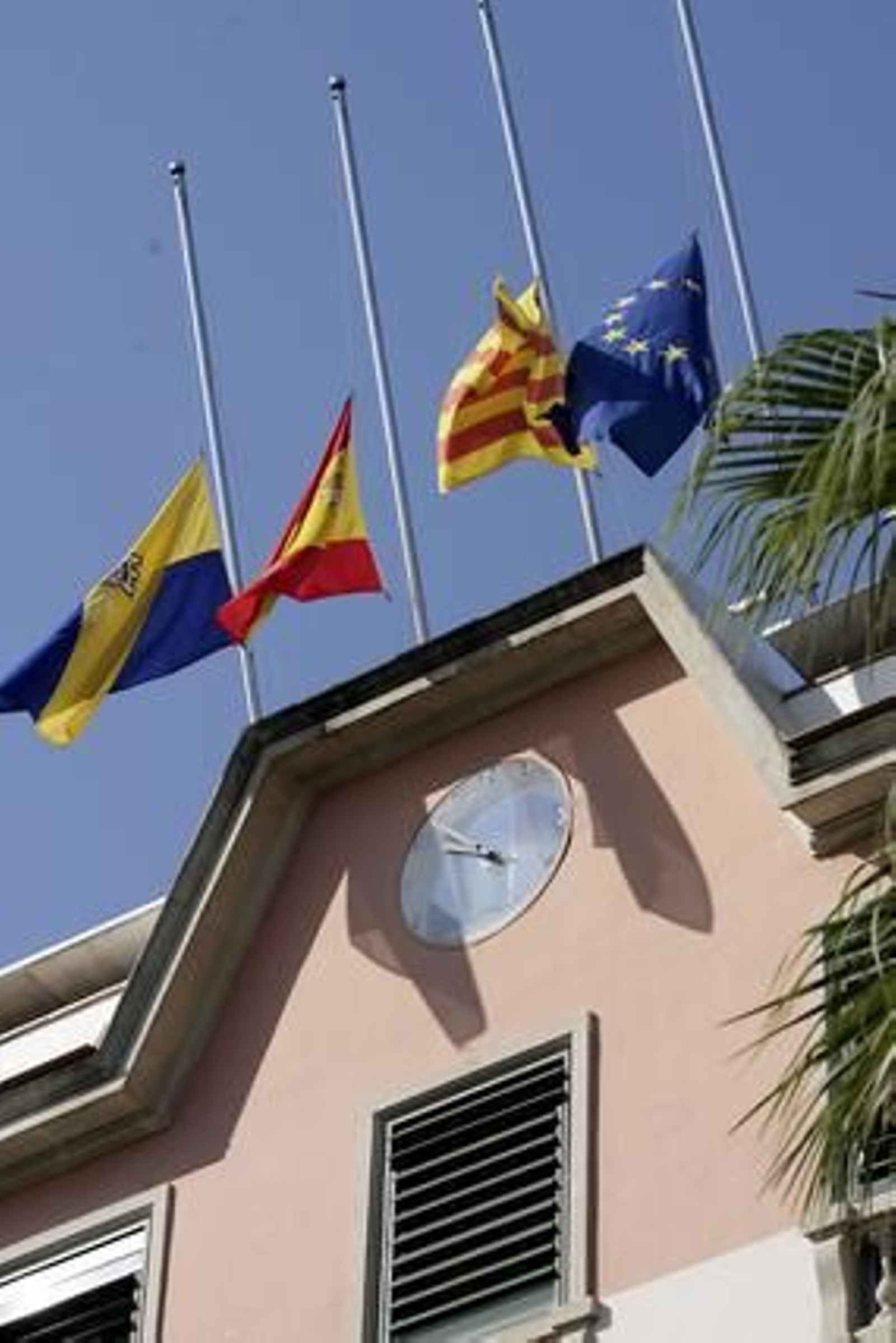Banderas a media asta en el Ayuntamiento de Castelldefels tras el lamentable suceso.

Foto: Xavier Bertral (EFE)