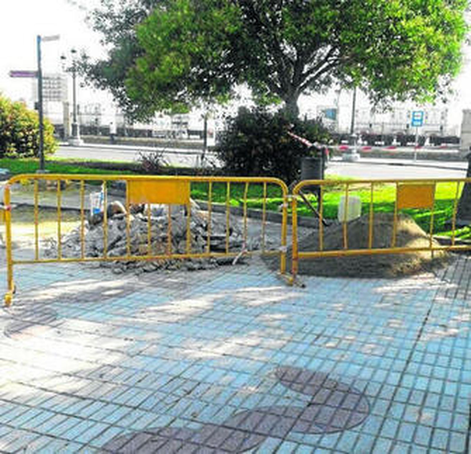 Vallas en el Paseo de Canalejas en una imagen de archivo.