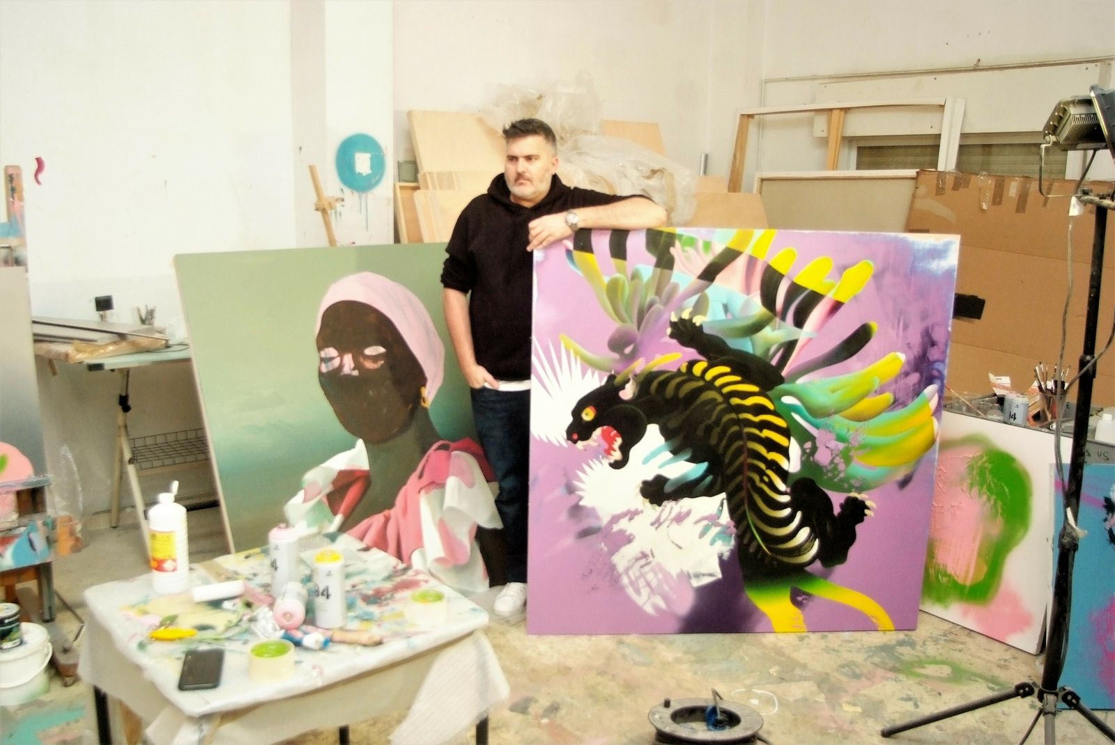 Manu Muñoz en su estudio en Cabo de Gata con una de las obras que lleva a Madrid.